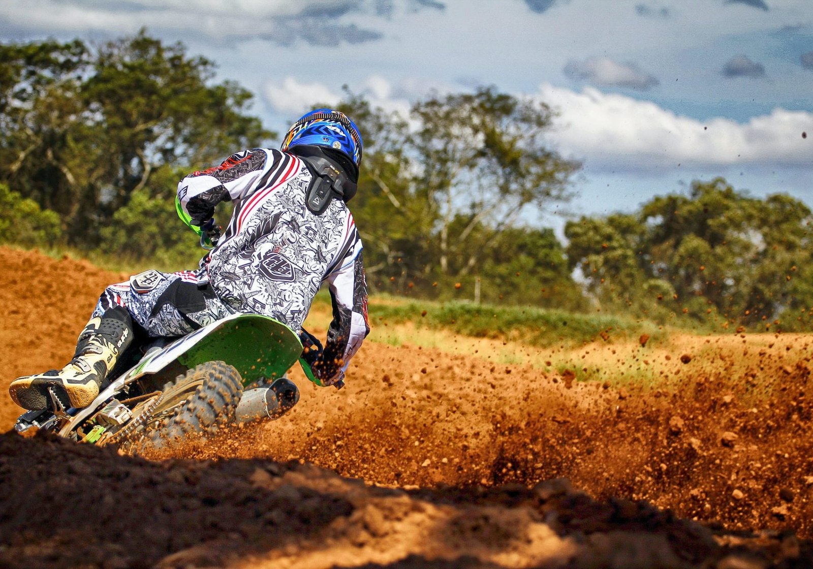 pexels-rodolfo-clix-1161994